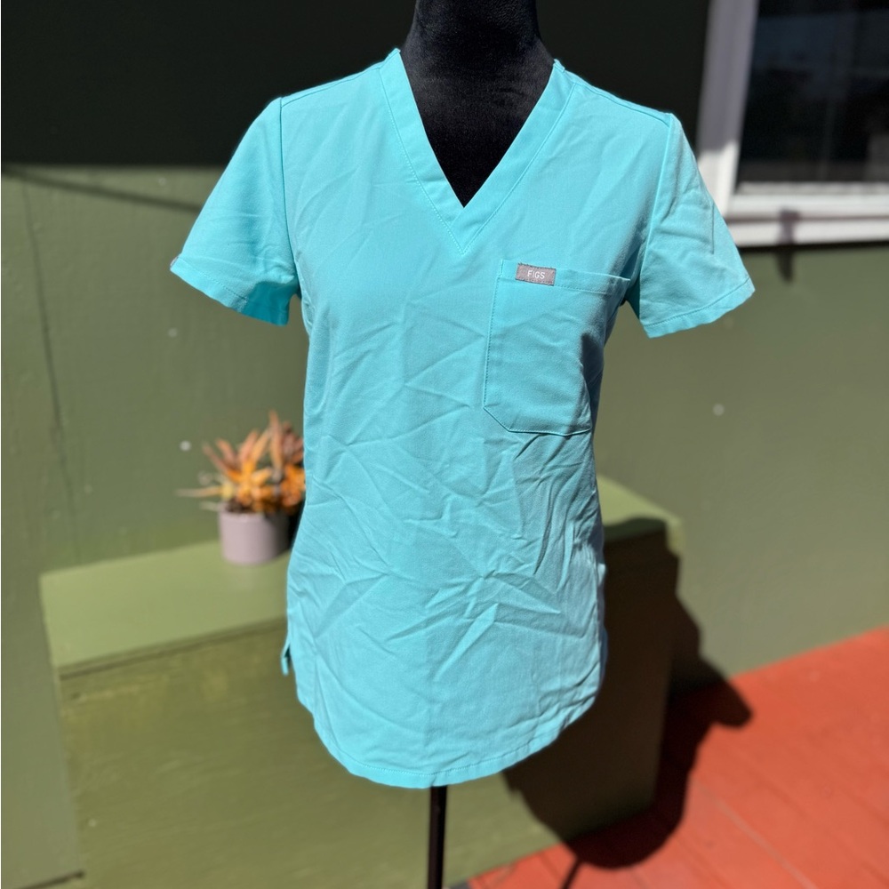 Figs scrub top